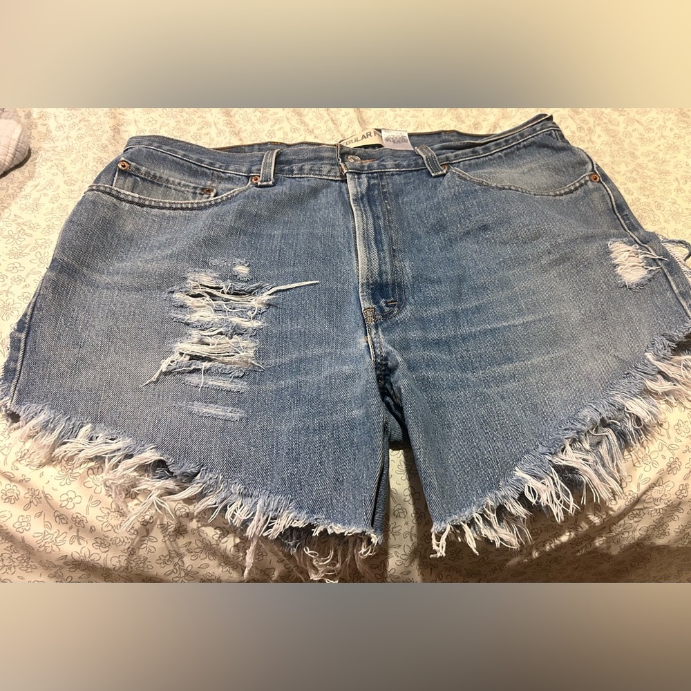 Levi’s 
Heavily distressed jeans
Fit women’s size 14
Super cute!